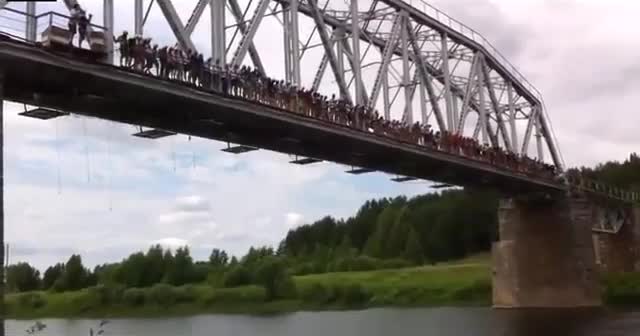 Бънджи скок със 135 човека