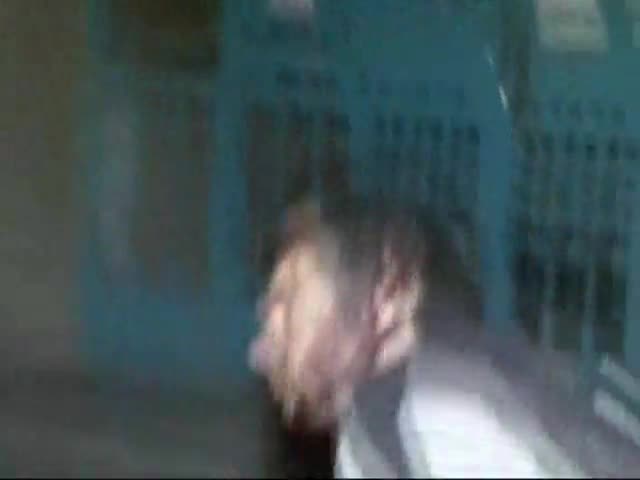 Почерпен младеж нападна автобус !