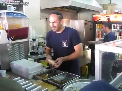 Продавач ловък жонгльор , като фокусник е в ръцете !