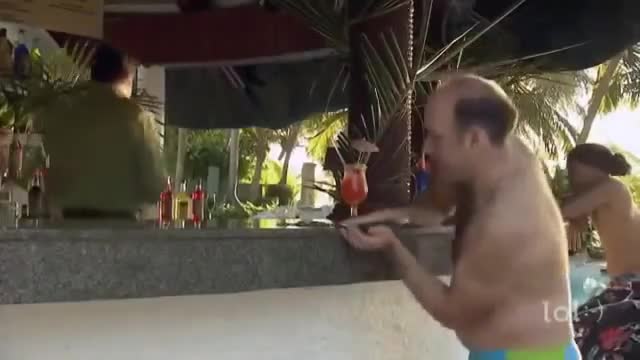 Къде да сложим рестото, ако сме по бански на плажа.. Смях!