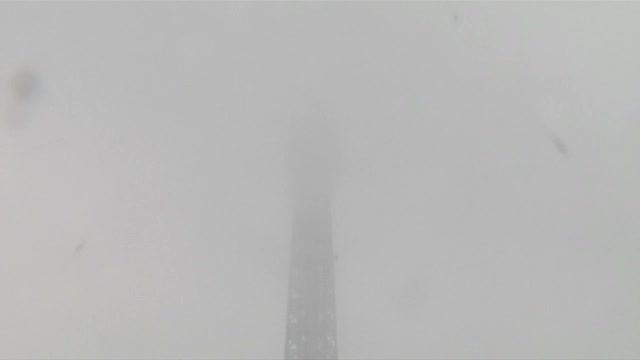 Затвориха Айфеловата кула заради очакван снеговалеж