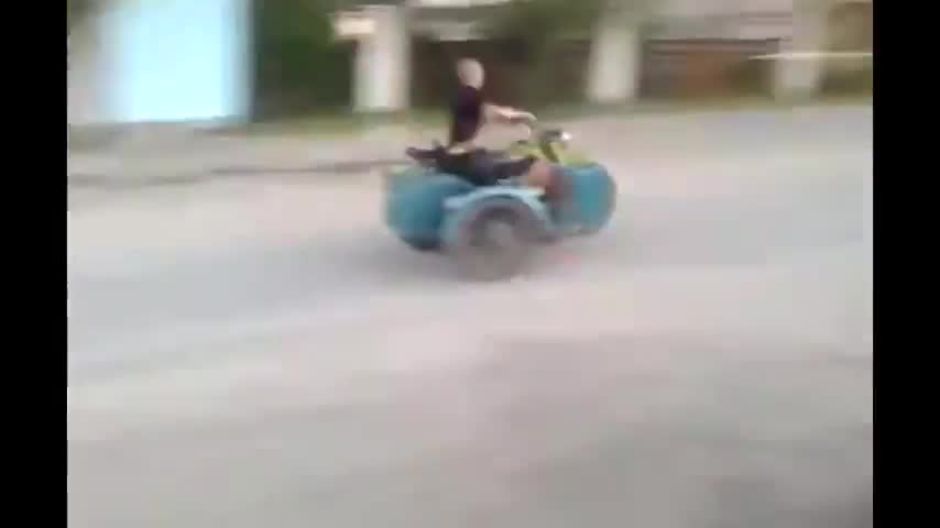 Трик на мотоциклет с кош ,но завърши май с инцидент лош! Смях