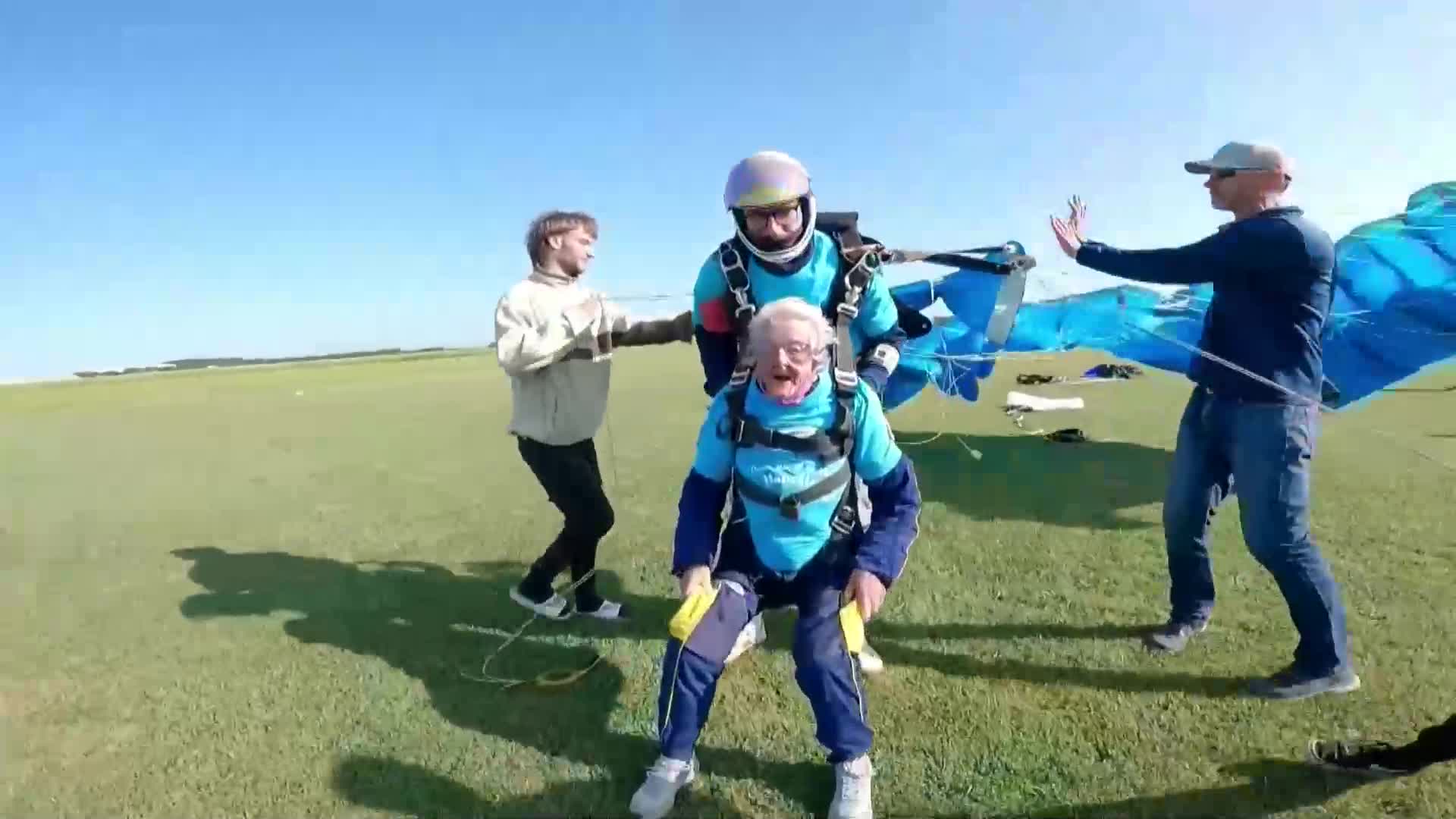 102-годишна британка скочи с парашут навръх рождения си ден (ВИДЕО)