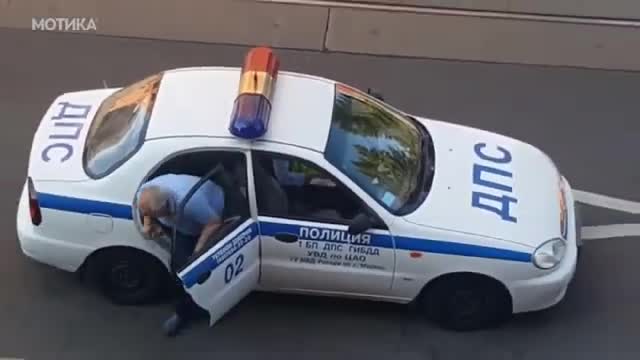 Полицай спипан да взема подкуп
