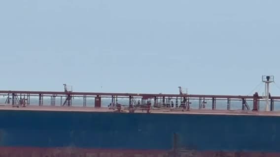 Евакуират четирима от екипажа на танкера, блокиран в български води