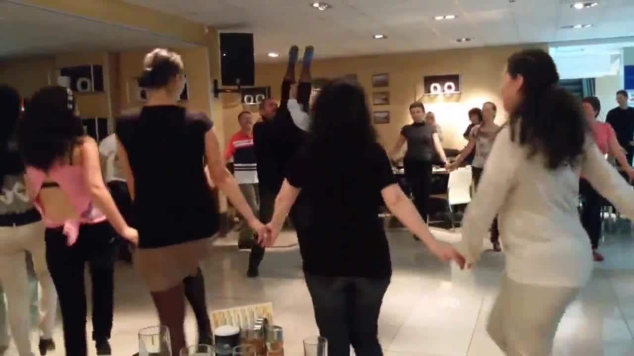 Шопско хоро "върху" Ac/dc, Thunderstruck
