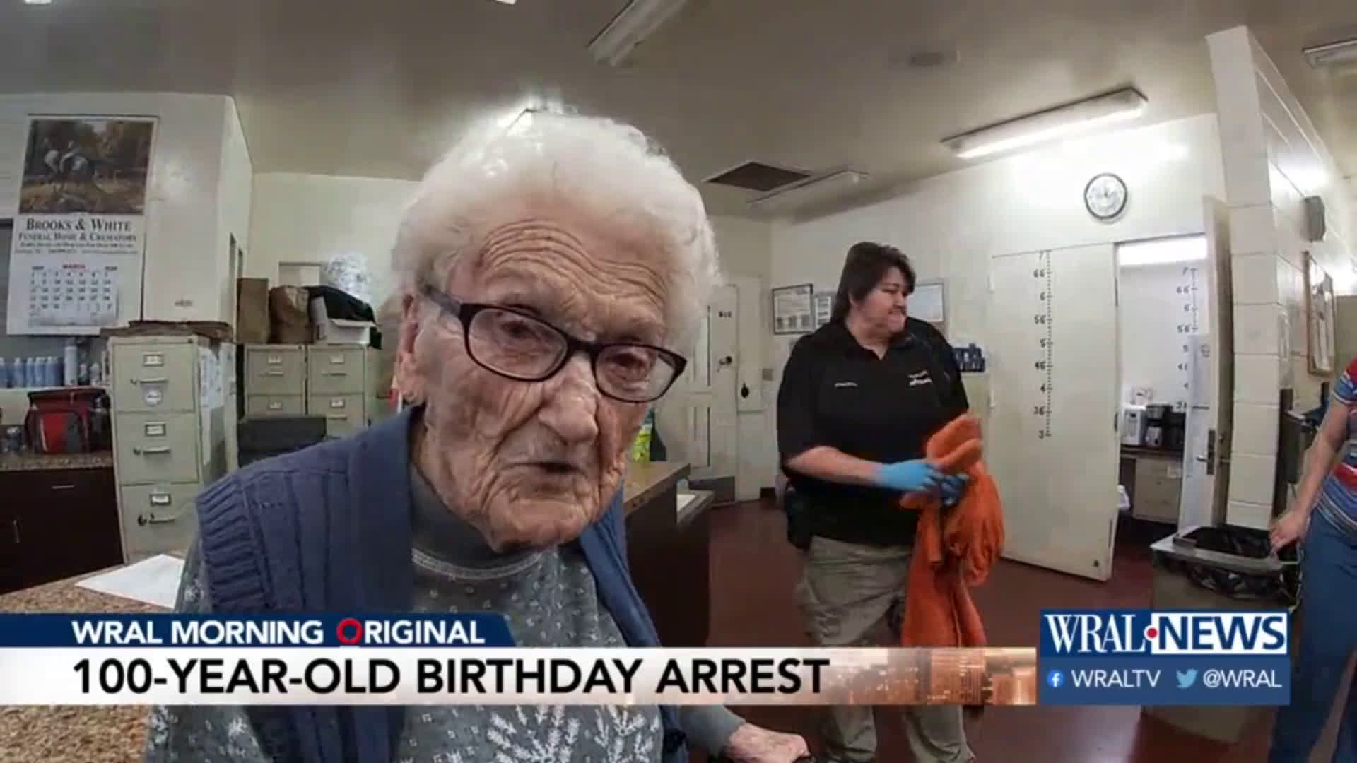 Арест от полицаи като подарък за столетница на рождения ѝ ден