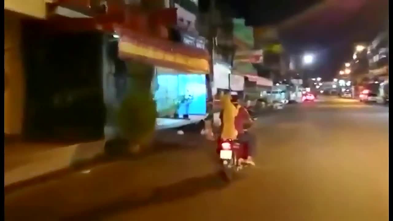 Вижте какъв спътник има този мъж на мотора си