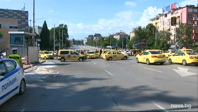 Таксиметрови шофьори блокираха бул. "Черни връх" след снощната катастрофа