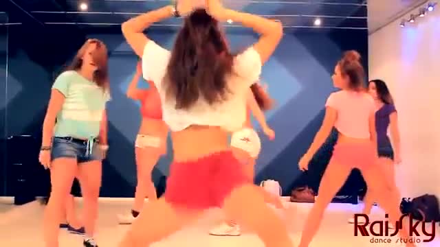 Катерина Шошина отново избухна в twerk танците