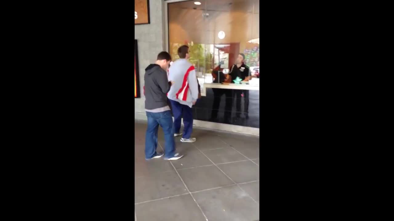 Ето как да вкарате най-добрия си приятел в киното без пари
