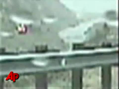 Ужас! Влак излиза от релсите и пада в река 