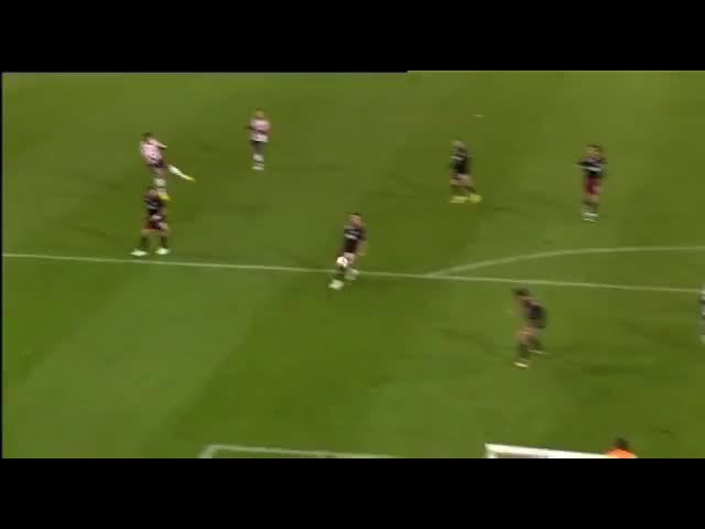 Манолев скри топката на вратаря на Рапид за 1:0
