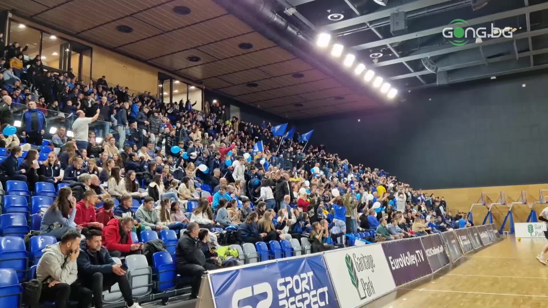 "Сините" фенове се забавляват преди Левски - Монца