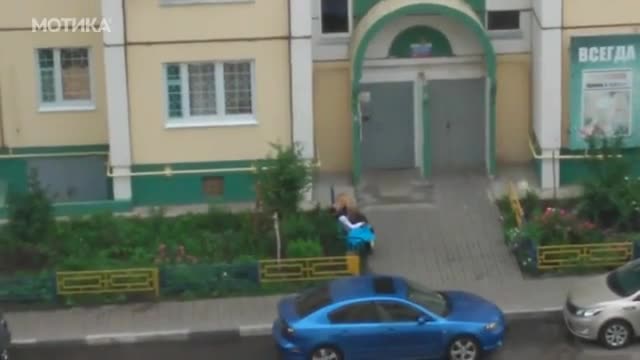 Любов на пейката пред блока в раната утрин !