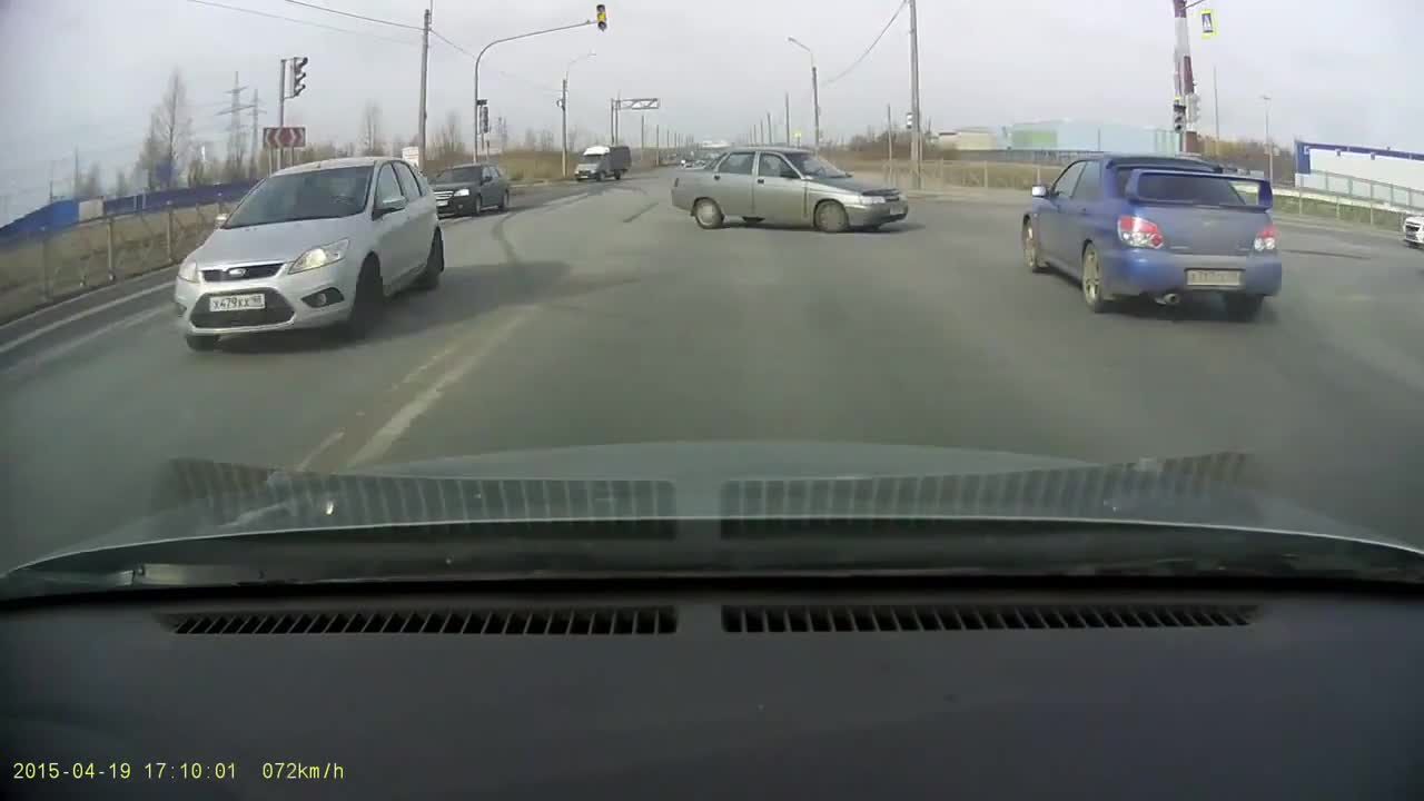 Видео урок за жени: Защо да пропускаме движещите се направо автомобили, когато правим ляв завой?