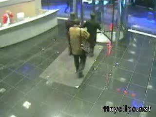 Ужасен Инцидент На Подвижна Стъклена Врата !!