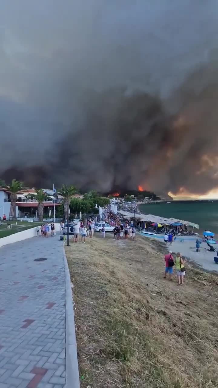 Голям пожар на Халкидики, евакуираха туристи и ограничиха движението
