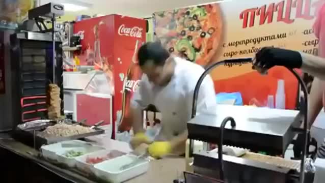 Дюнерджия приготвя дюнери с неотразима бързинa
