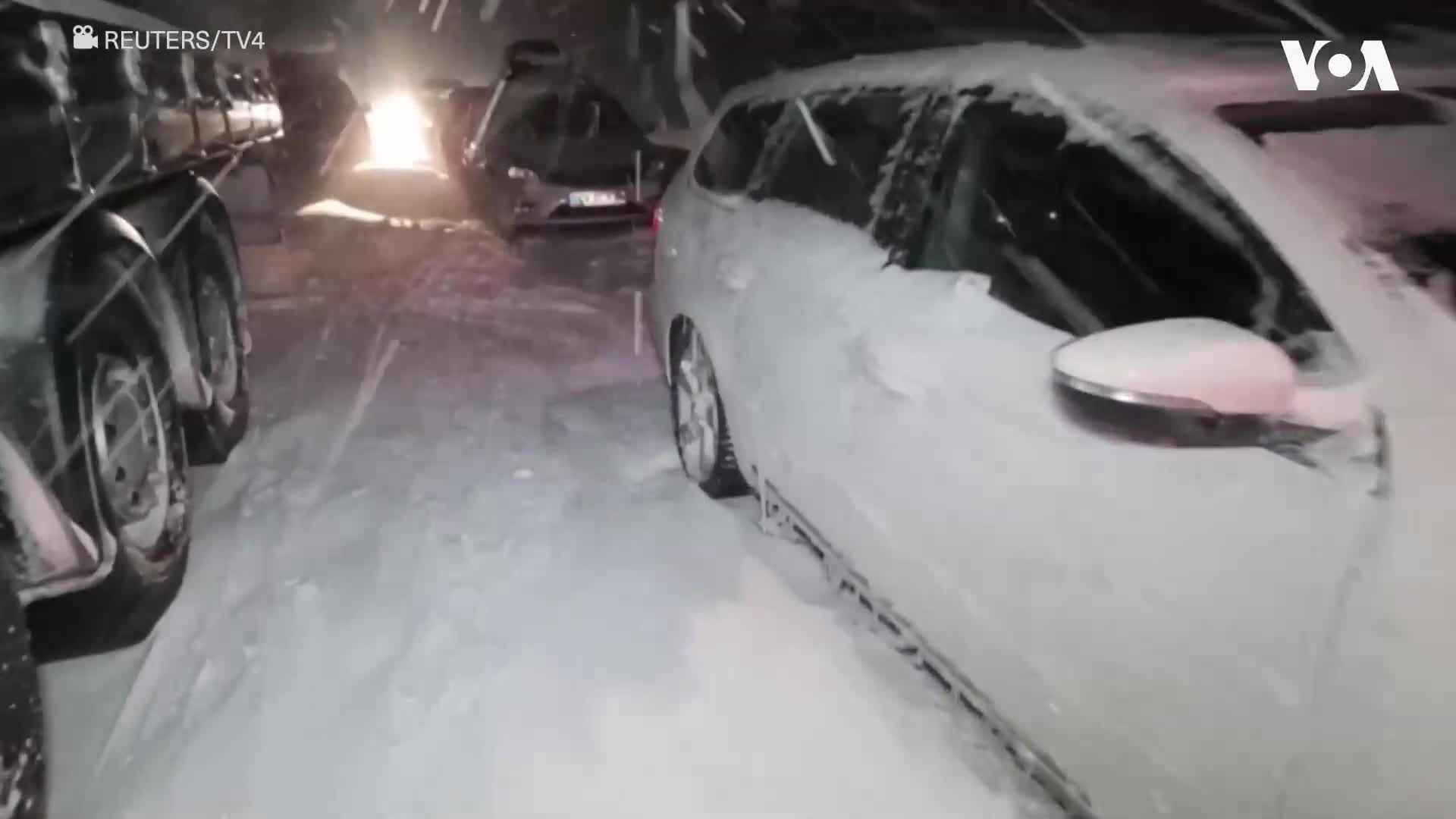 Сняг затрупа коли на магистрала в Швеция