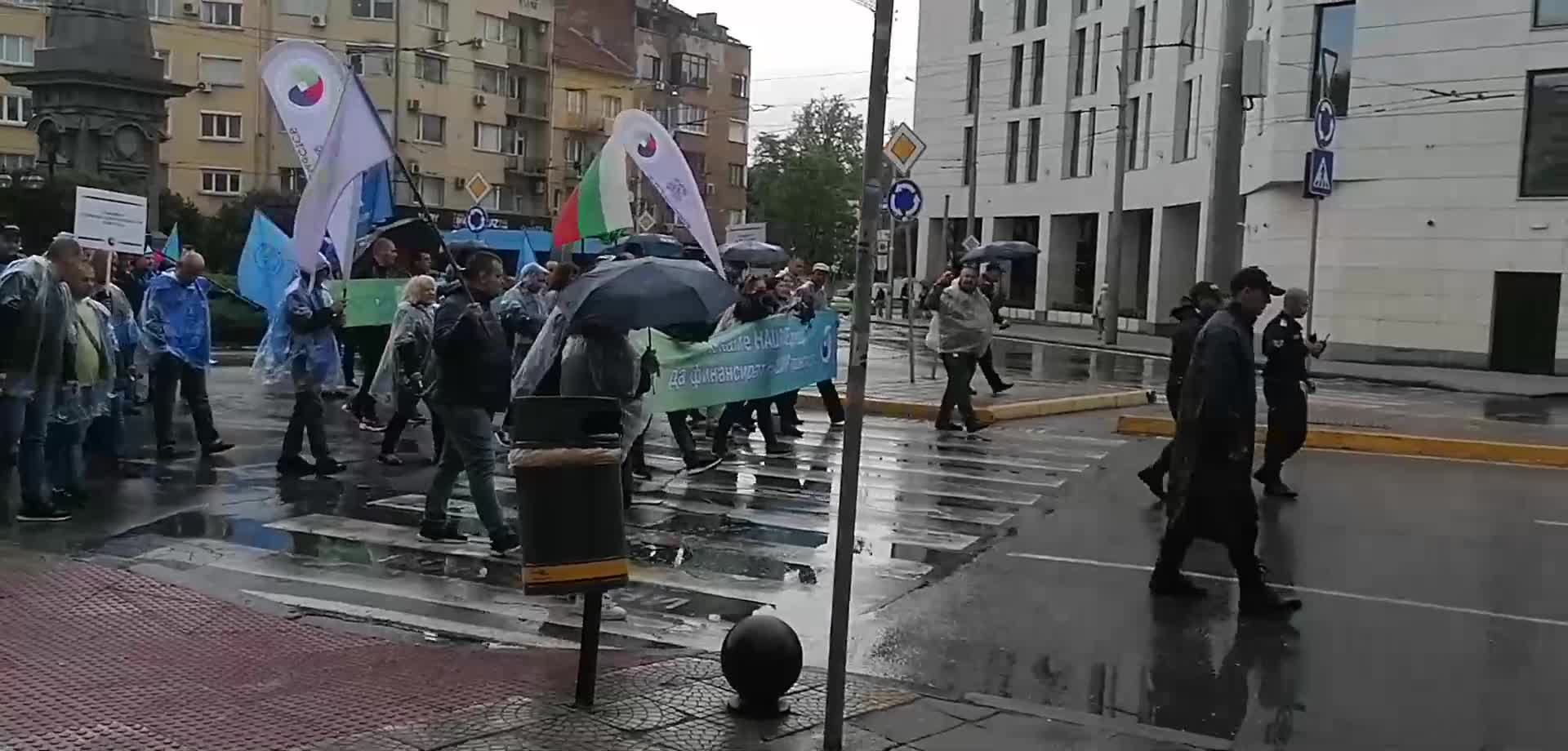 Протестиращи блокираха Паметник „Васил Левски“