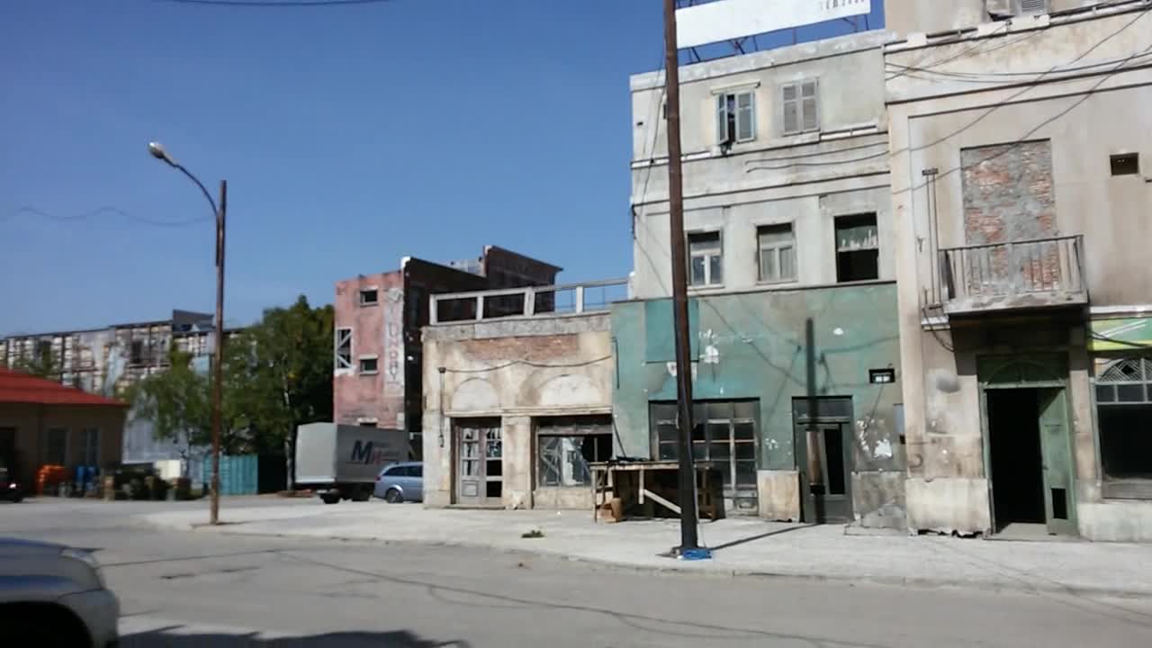 Декорите на "Септември в Шираз" в Ню Бояна