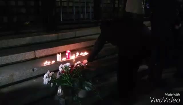 запалиха свещи в памет на Тодор