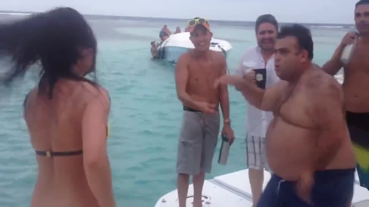 Според вас този пич дали го може ! Тези двамата определено привлякаха вниманието на околните!