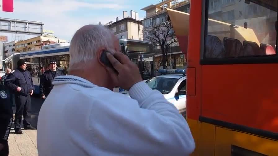 Автобус с пътници пламна в центъра на Варна