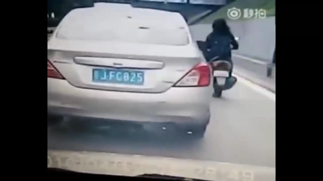 Автоджигит на пътя получава моментална карма !
