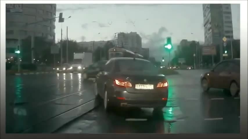 Вижте тези кадри! Кола – призрак предизвика катастрофа на кръстовище в Русия!