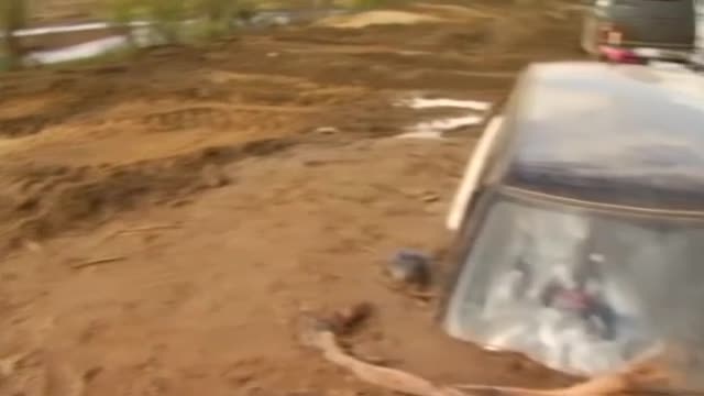 Кални свлачища блокираха стотици автомобили в Калифорния