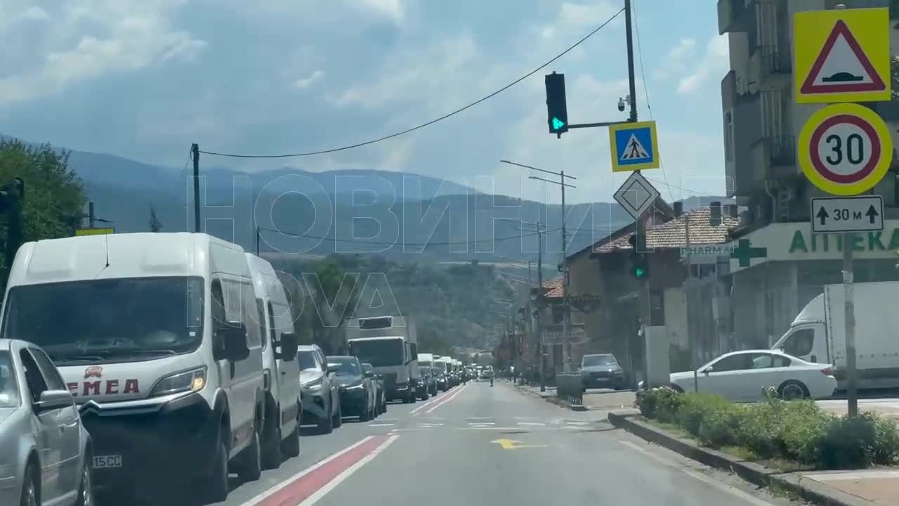 Валяк падна от автовоз и удари кола в Кресненското дефиле, блокира движението към Гърция