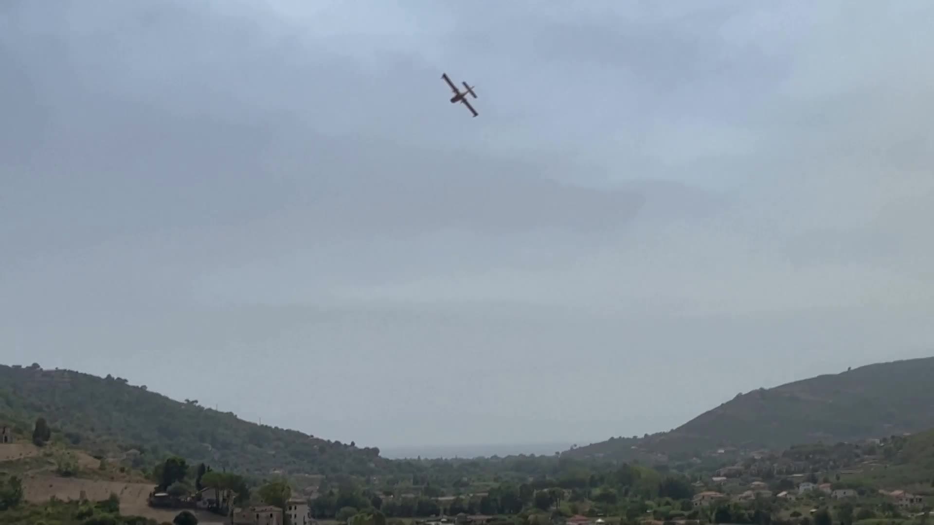 Самолети и хеликоптери се включиха в борбата с пожар в Италия (ВИДЕО)Pojar.mp4