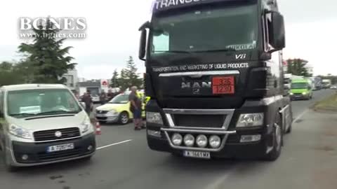 Камиони, автобуси и таксита блокираха частично движението по улица в Бургас