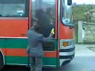 Пиян Ром Спира Рейс И Се Прави На Полицай 