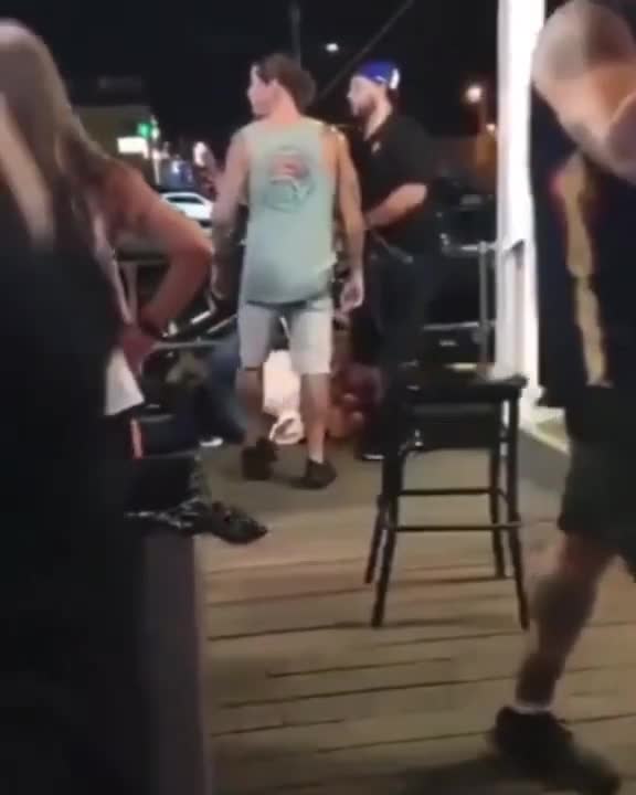 Дилън Денис събмитнат от охранител пред бар