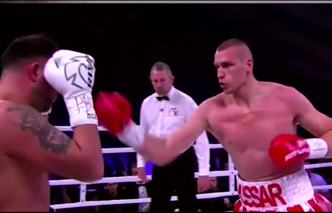 Боксьор нокаутира съперник, без да го докосва