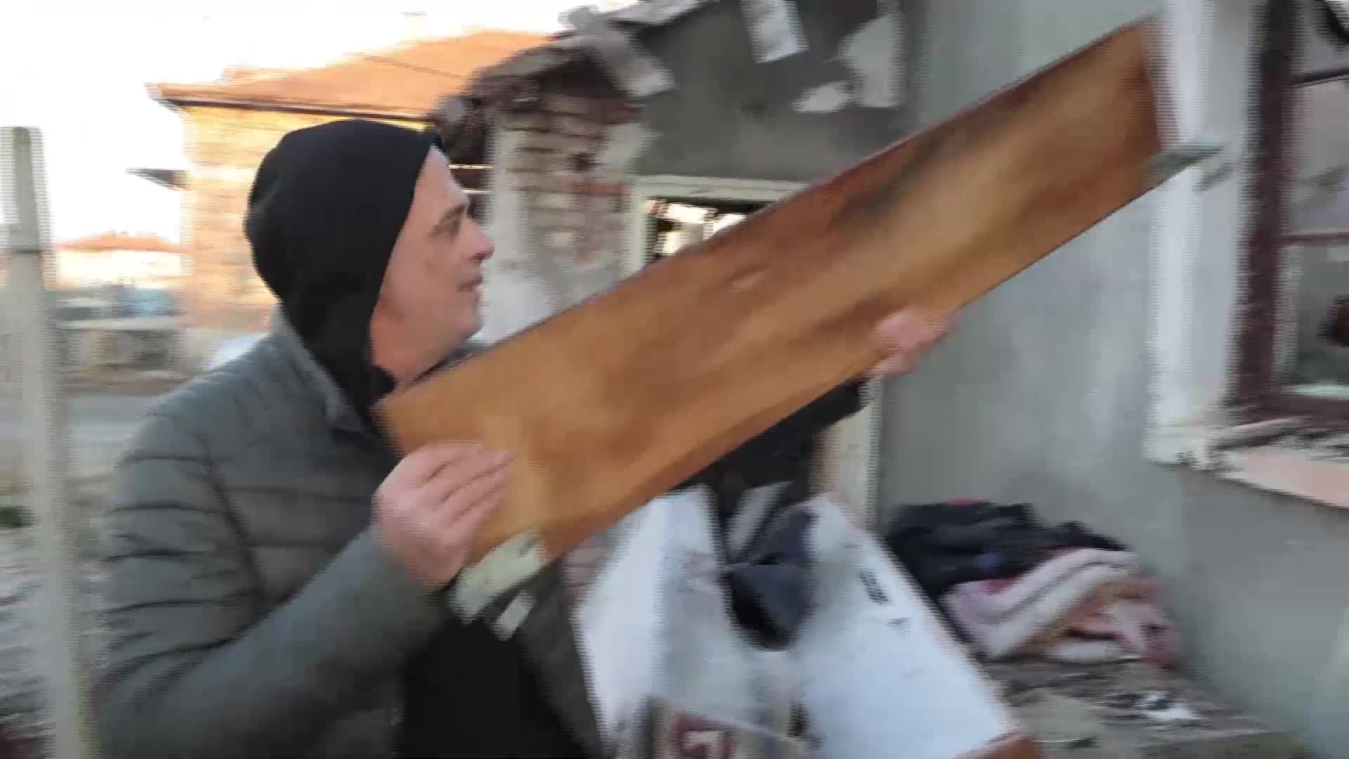 Мъж спаси майка и дъщеря с увреждания от горяща къща