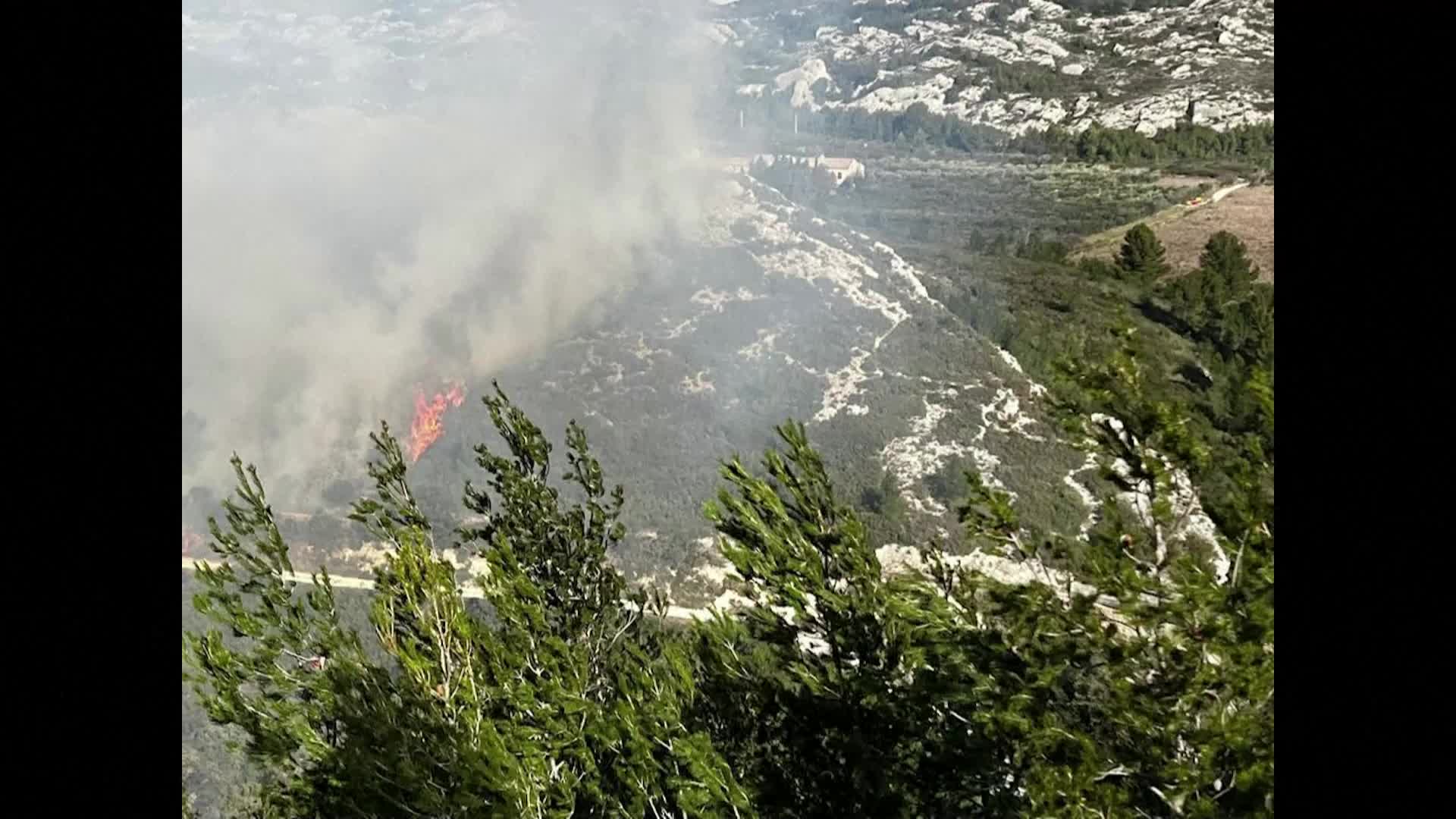 Зимни горски пожари бушуват в Южна Франция (ВИДЕО)