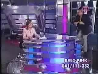 Телевизионна Водеща пръдна в ефир и след това припадна!