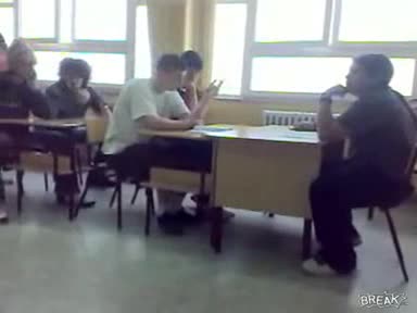 Ученик дразни свой съученик ама друг го отнася :d