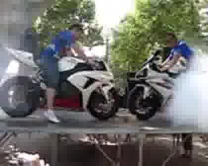 YAMAHA R1 Vs HONDA CBR 1000RR Burnout