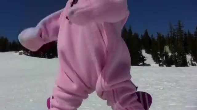 Момиченце на 1 год кара сноуборд невероятно 