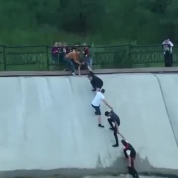 Непознати се обединяват, за да спасят куче попаднало в капан!