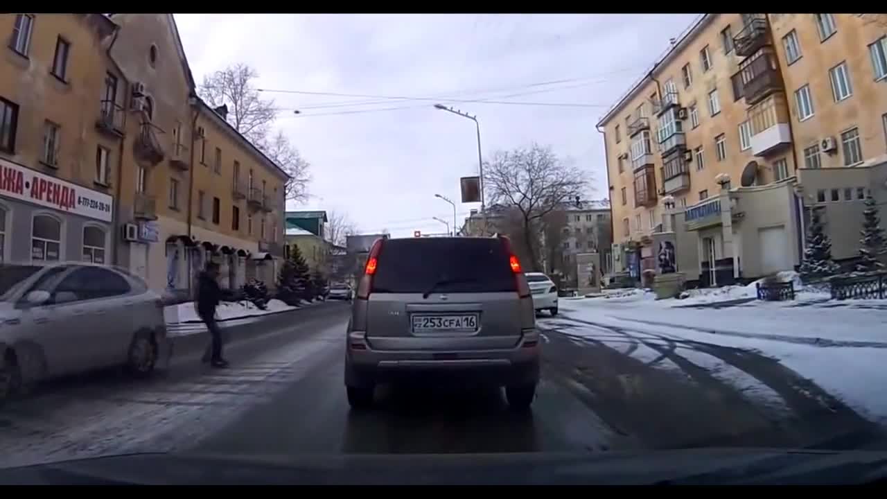 Момче прави пирует за да избегне удар с автомобил
