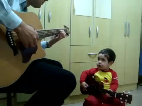 Баща и син пеят песен на Beatles