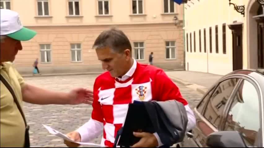 Дрескод на ниво: Хърватското правителство заседава с фланелките на националния тим