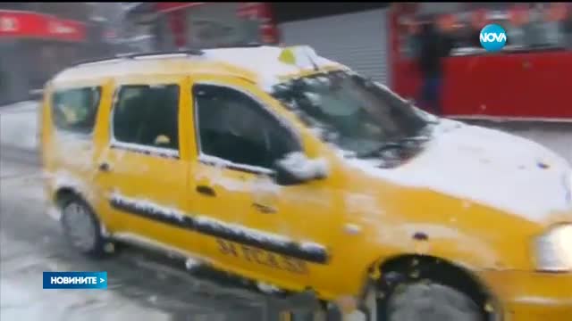 Студът и снегът парализираха летищата в Истанбул
