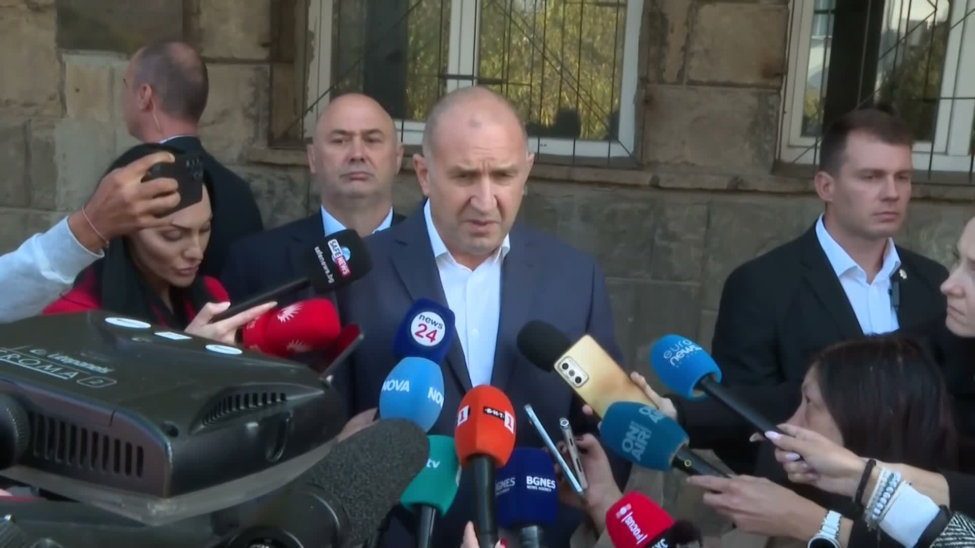 Румен Радев за свалените сатирични страници: Ние с хумор, сатира и забава не се занимаваме